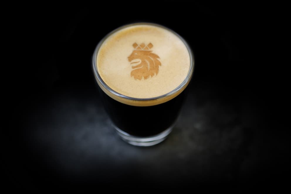 https://media1.coffee-webstore.com/img/cms/Blog/2019/AVRIL/cafe%20royal/Cafe-Royal-premium-Kaffee-glas.jpg