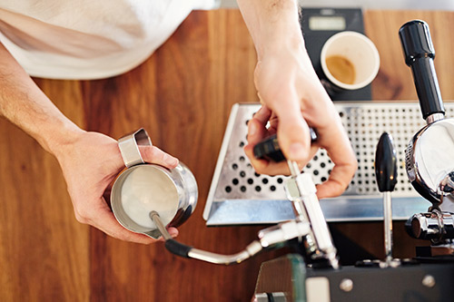 Comment faire mousser le lait pour votre chai latte – Atelier Marta