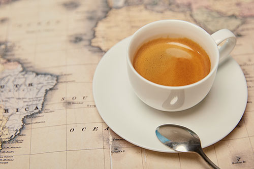 tasse espresso sur une carte vintage