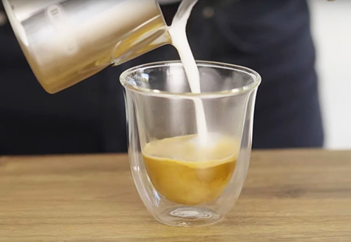 Comment faire de la mousse de lait avec et sans machine pour un cappuccino