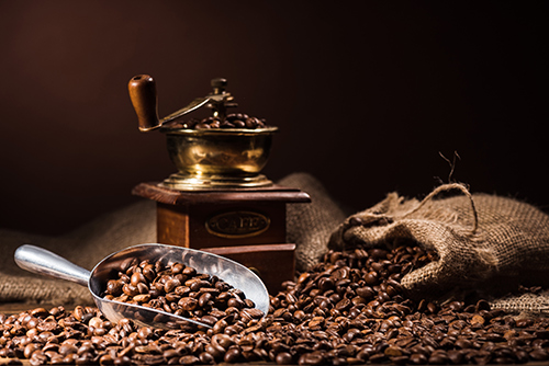 4 manières de moudre des grains de café à expresso