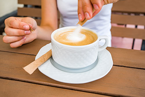 café sucré avec une buchette en terrasse