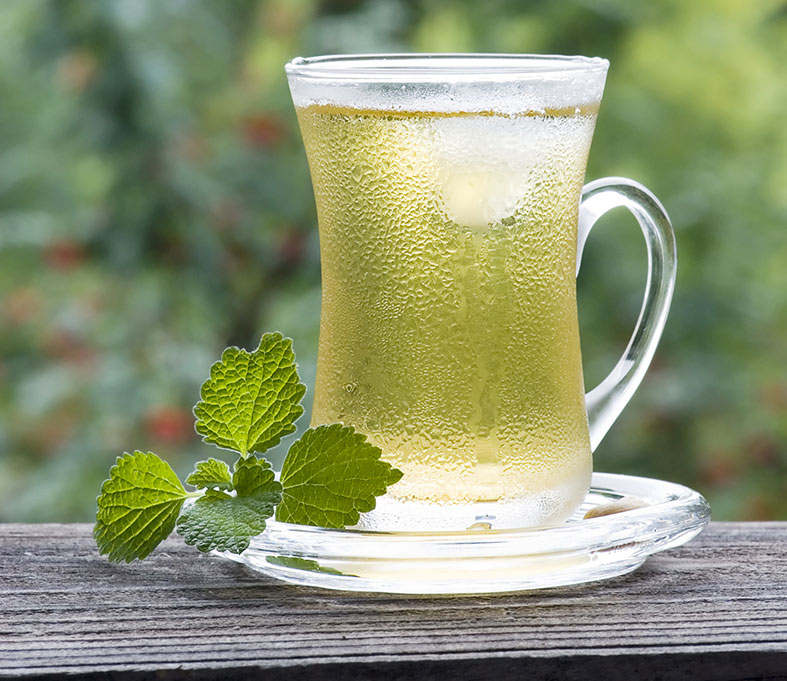 thé vert à la menthe avec la théière sencha ica