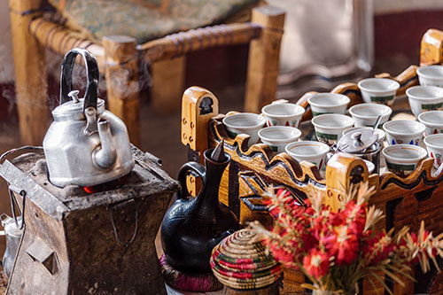 Préparation traditionnelle de café en Ethiopie